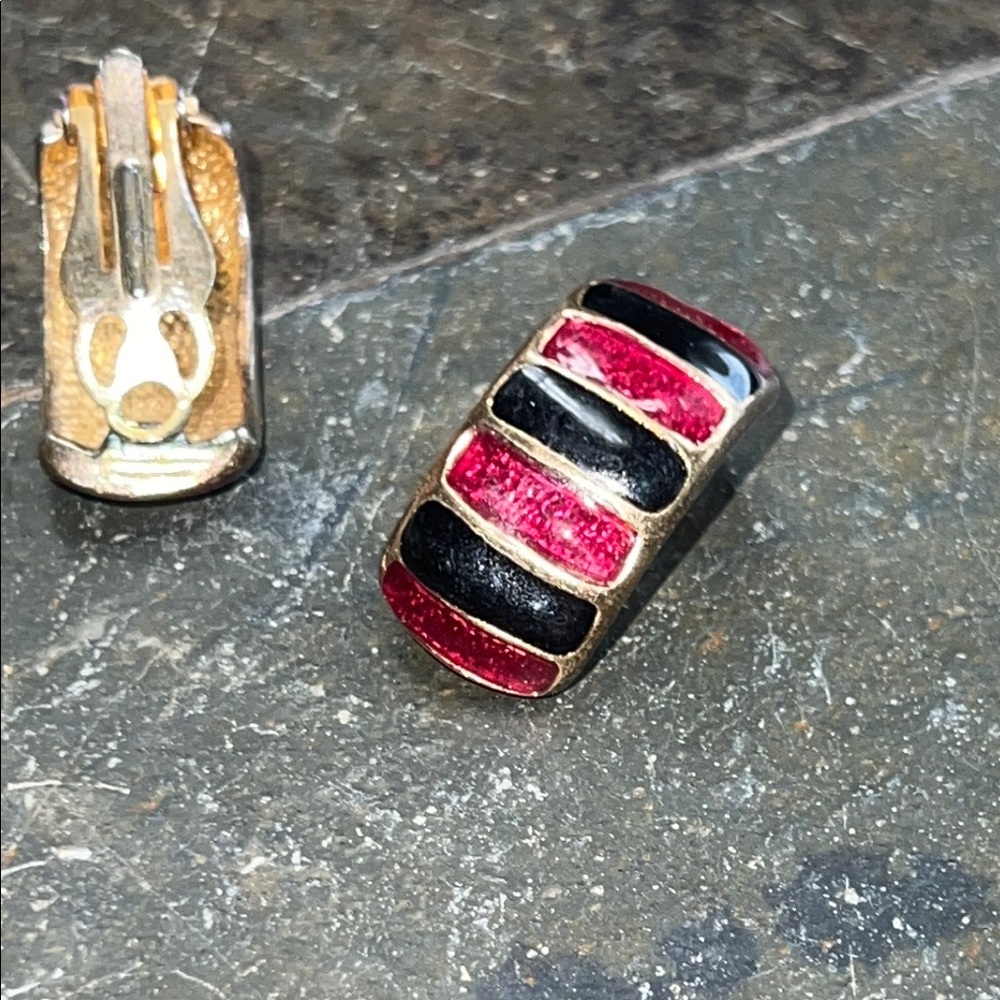 VTG Elegant Red and Black enameled CLIP ON Earrings - Picture 2 of 5